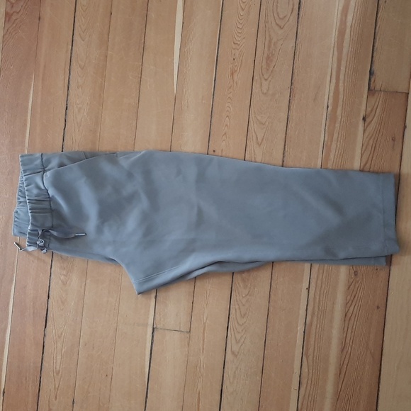 Lululemon cropped Grey pants. Size 8 - Picture 2 of 4
